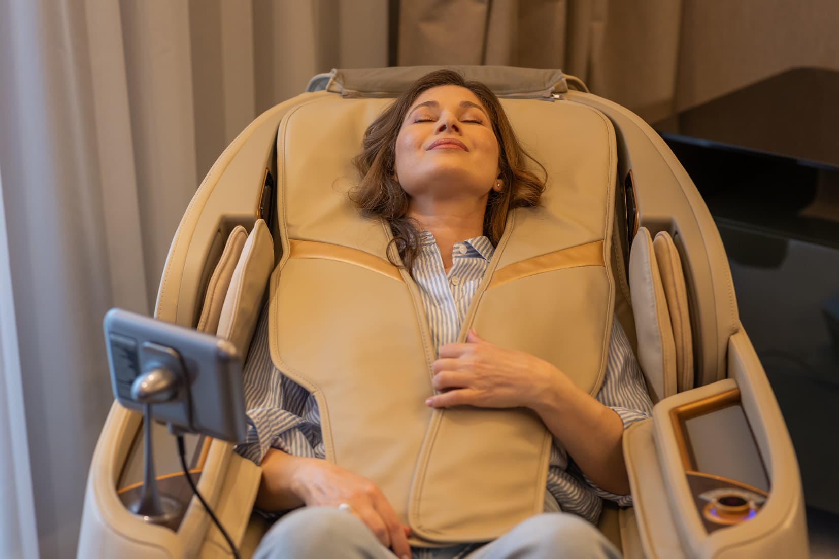 The Heated Shawl. An innovative heating function for the shoulders, back, waist, and abdomen.