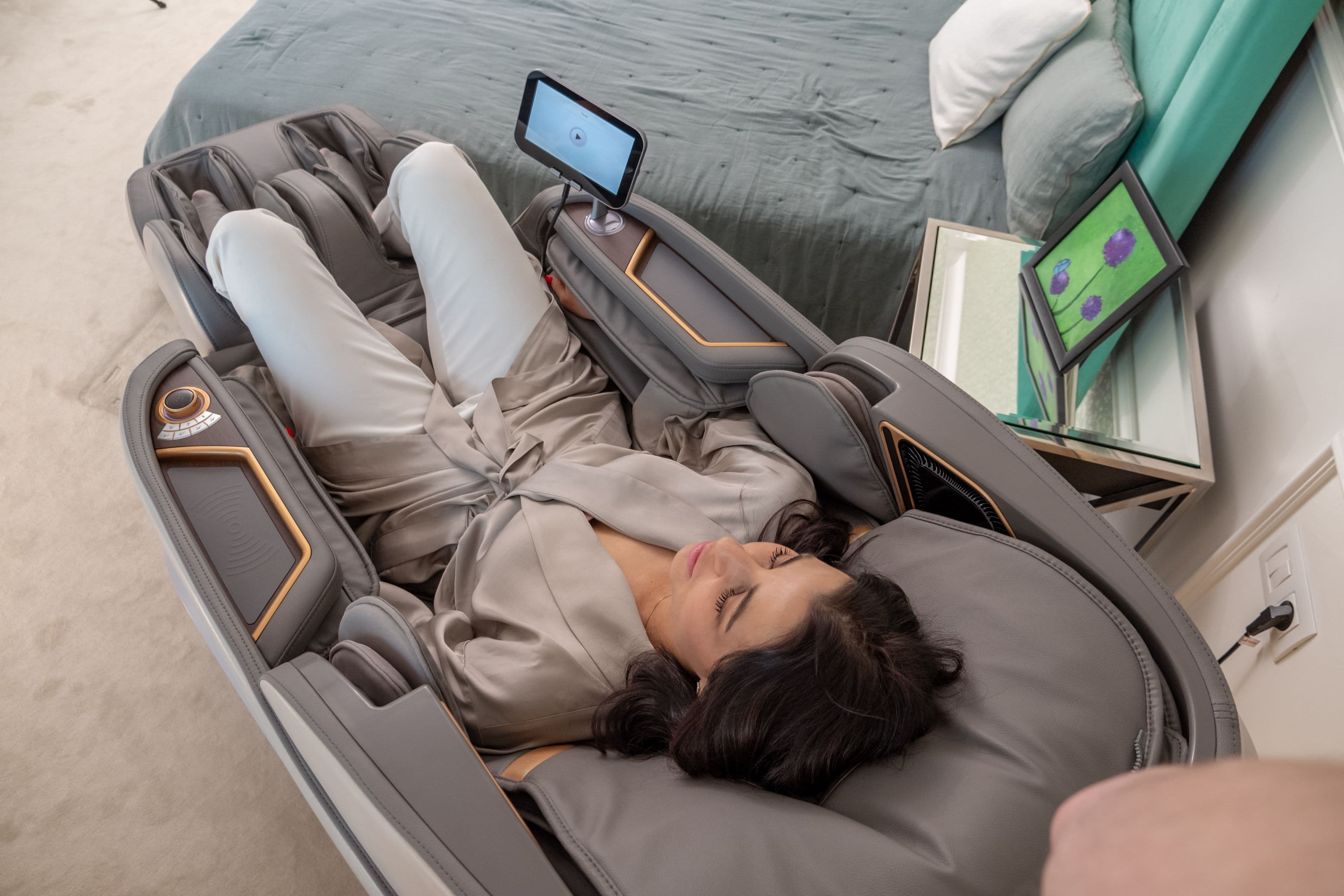 Automatisch uitschuifbare voetensteun